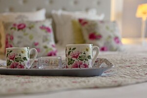 Deluxe Double Room | Bathroom | Free toiletries, hair dryer, towels