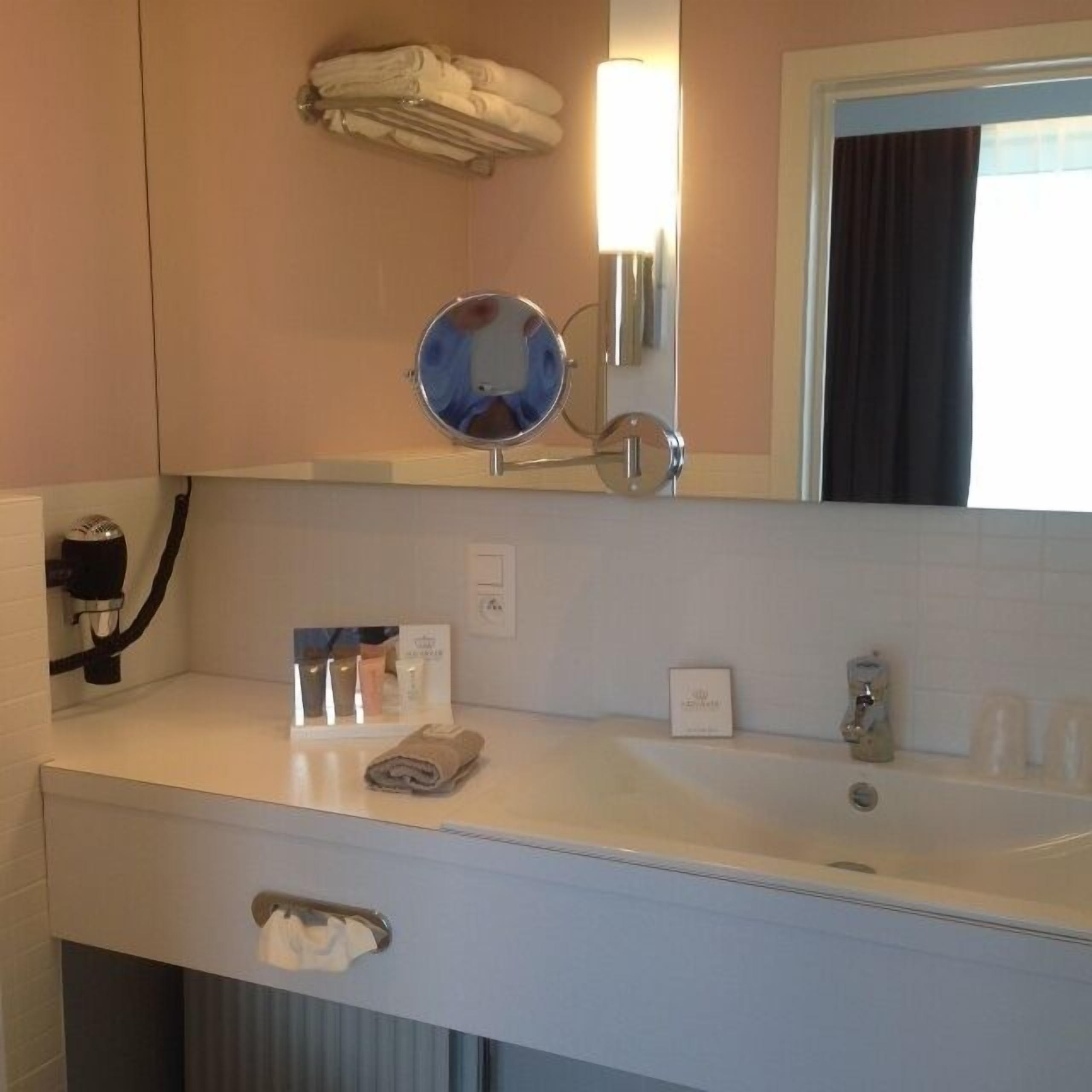 junior suite | bathroom | free toiletries, hair dryer, towels