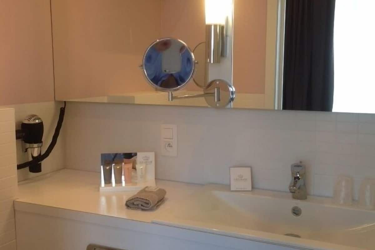 junior suite | bathroom | free toiletries, hair dryer, towels