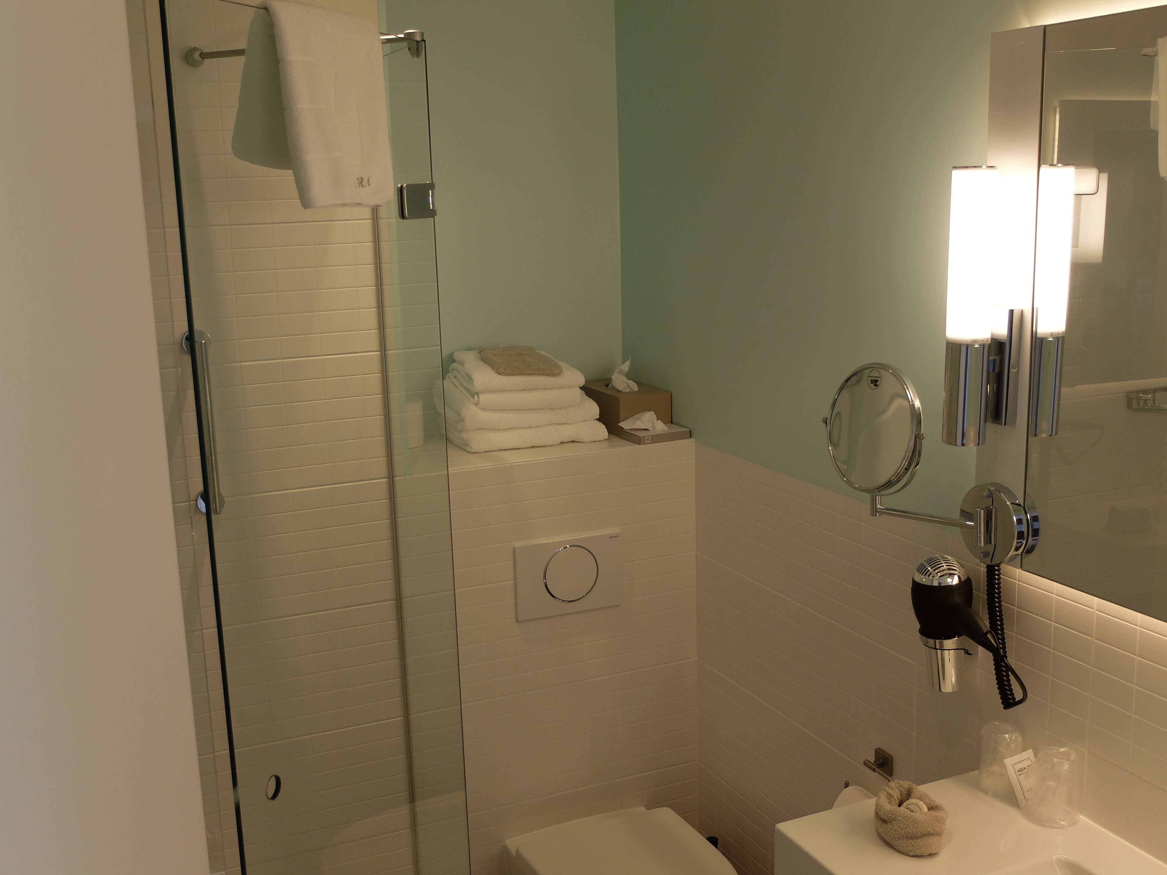 standard room | bathroom | free toiletries, hair dryer, towels