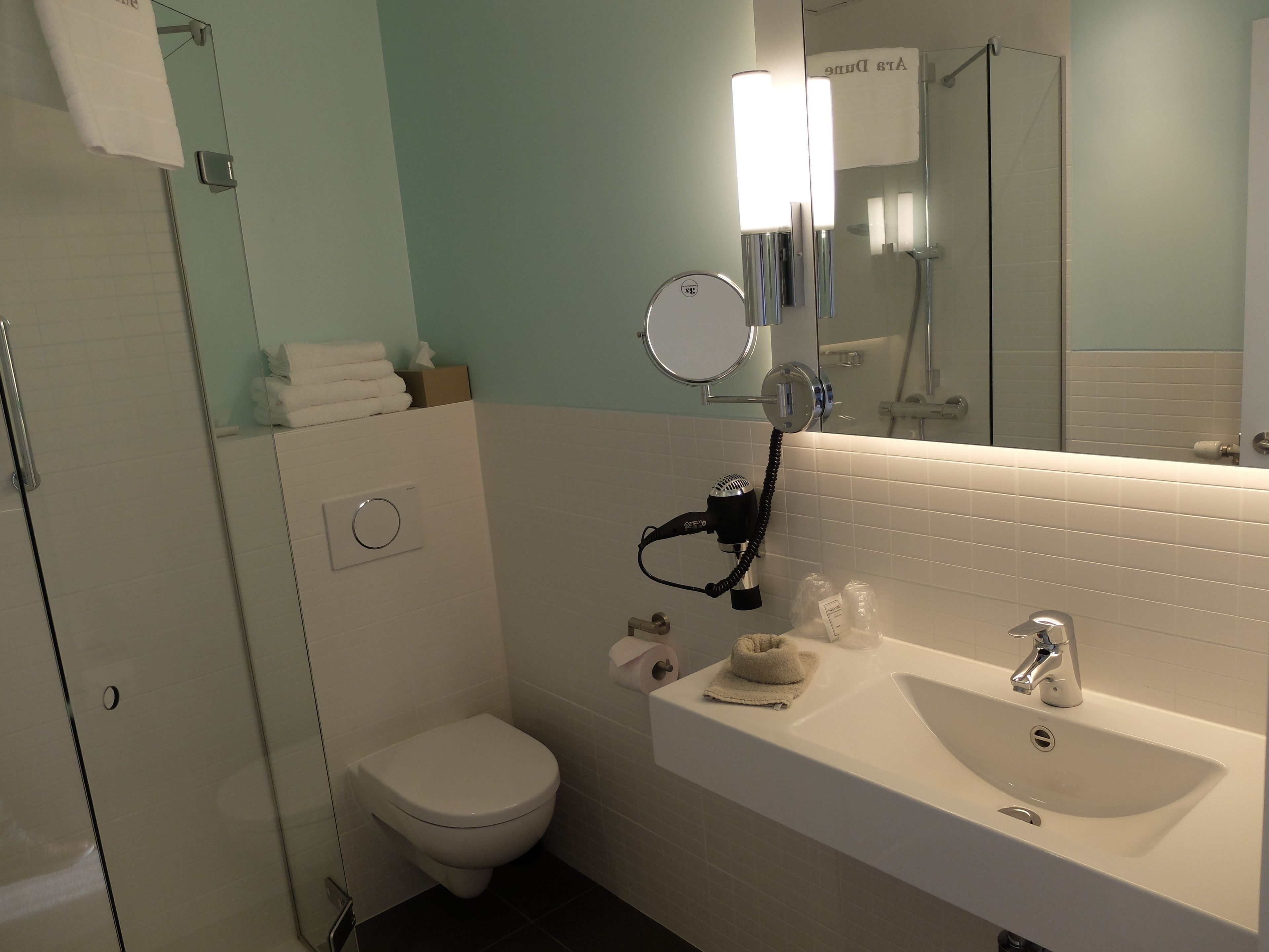 standard room (super promo) | bathroom | free toiletries, hair dryer, towels