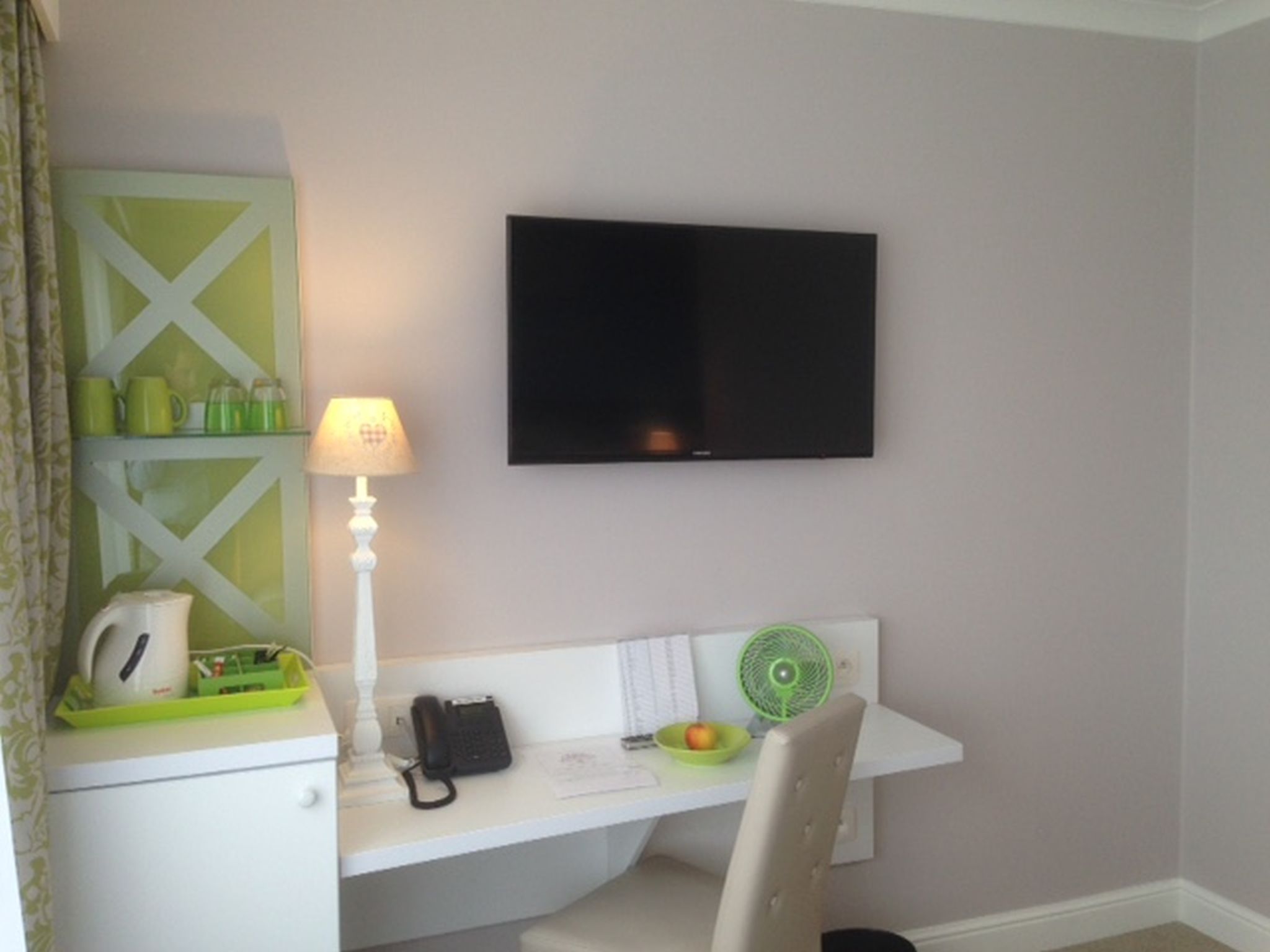 standard room | hypo-allergenic bedding, minibar, in-room safe, desk