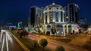Un hotel con una estructura circular central, varios pisos y un llamativo letrero con el nombre "DOUBLETREE".