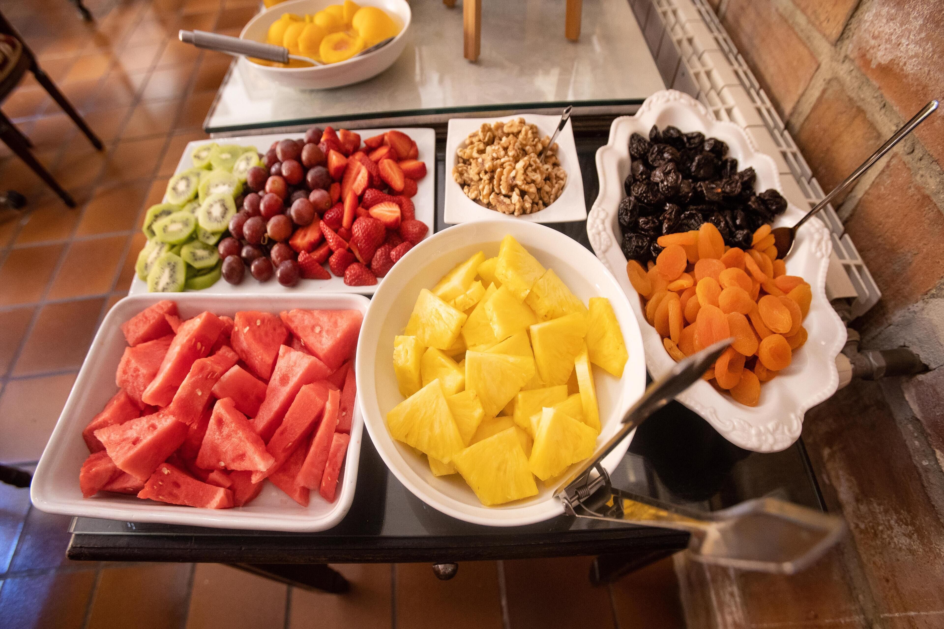Ein reichhaltiges Buffet mit Früchten und Nüssen.