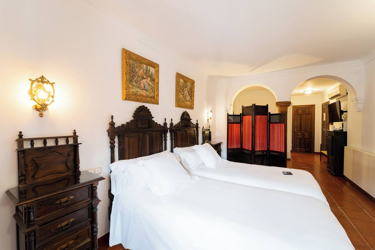 Double Room | 1 bedroom, minibar, individually decorated, individually furnished