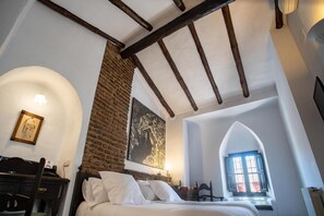 Een minibar, individueel gedecoreerd, individueel gemeubileerd