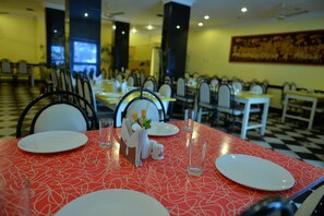 Breakfast, lunch, dinner served; Indian cuisine 