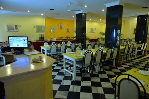 Breakfast, lunch, dinner served; Indian cuisine  - Hotel Pandian (Chennai)