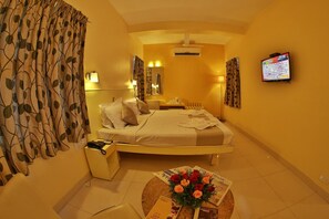 Kahden hengen deluxe-huone | Tallelokero huoneessa, yksilöllisesti sisustettu