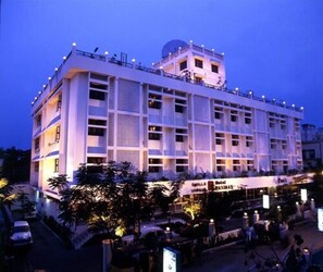 Majoituspaikan julkisivu illalla/yöllä