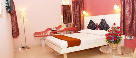 In-room safe, individually decorated, individually furnished, desk