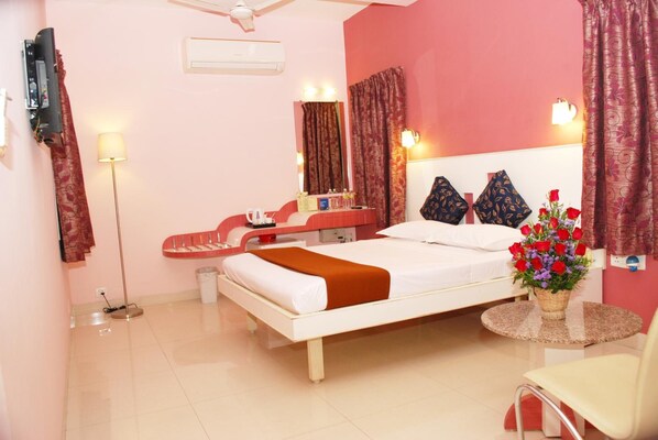 In-room safe, individually decorated, individually furnished, desk - Hotel Pandian (Chennai)