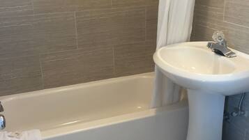 Ensemble baignoire-douche, serviettes fournies