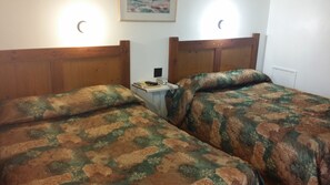 Quarto standard, 2 camas de casal | Wi-Fi de cortesia, roupa de cama