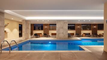 Inomhuspool och solstolar