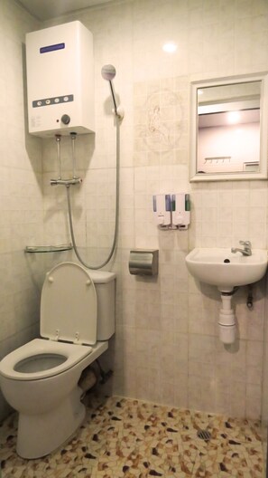 Shower, hair dryer, soap, shampoo - Days Hotel HK - Hostel (Kowloon)