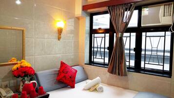 Habitación básica doble | Caja fuerte, sistema de insonorización, tabla de planchar con plancha