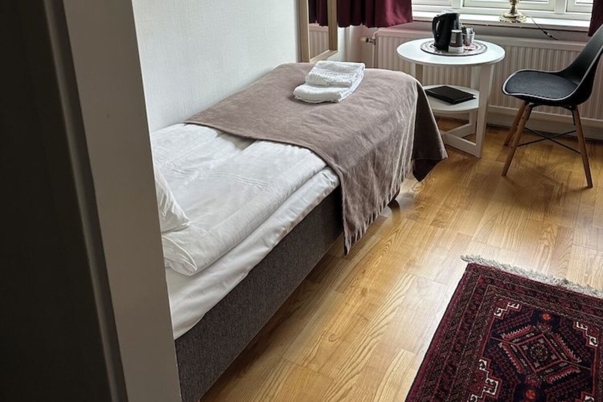 WiFi (free), bed sheets