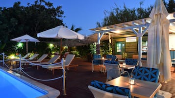 Poolside bar