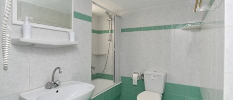 Un baño con lavabo, inodoro y ducha.