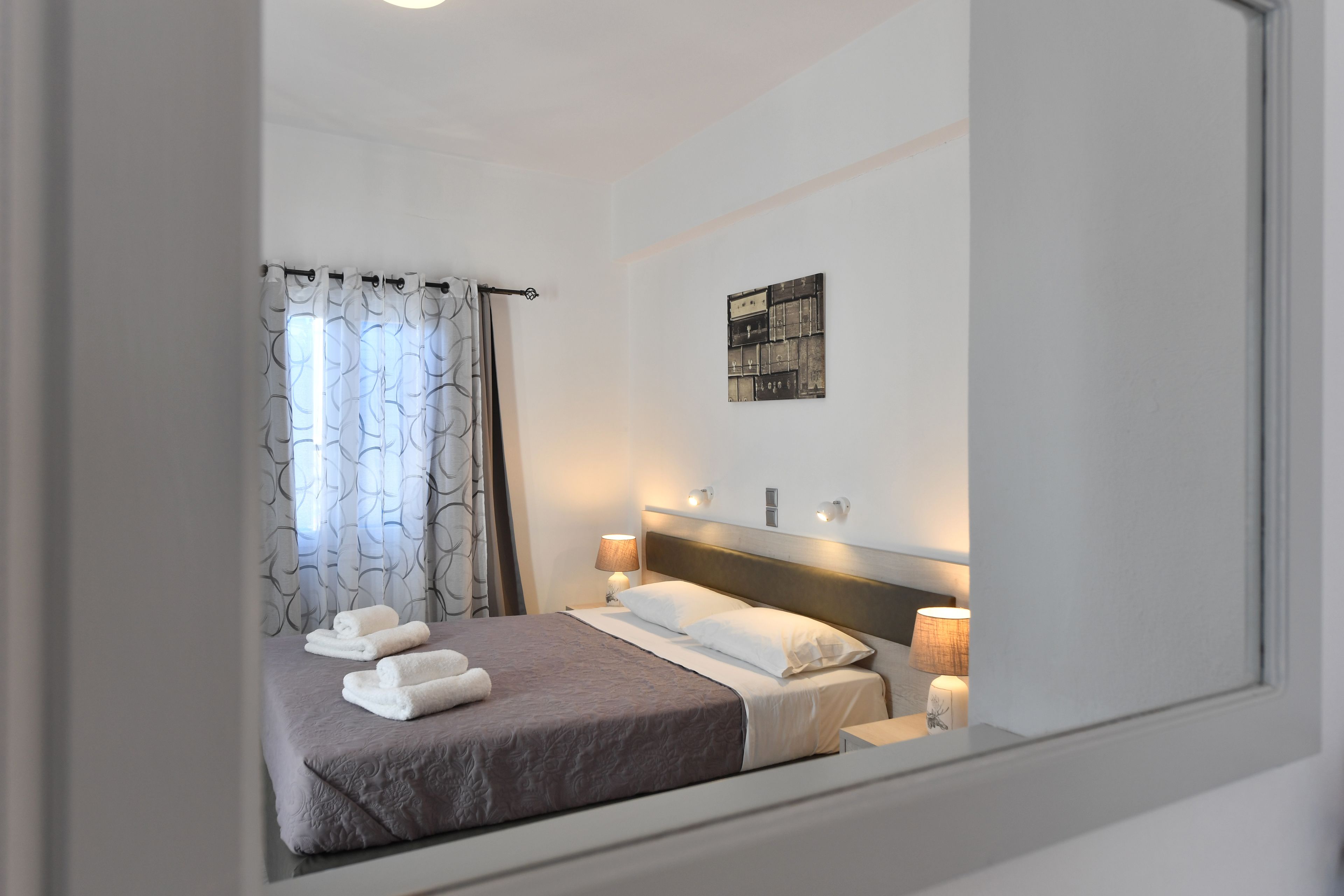 Standard Studio | Free cribs/infant beds, rollaway beds, free WiFi