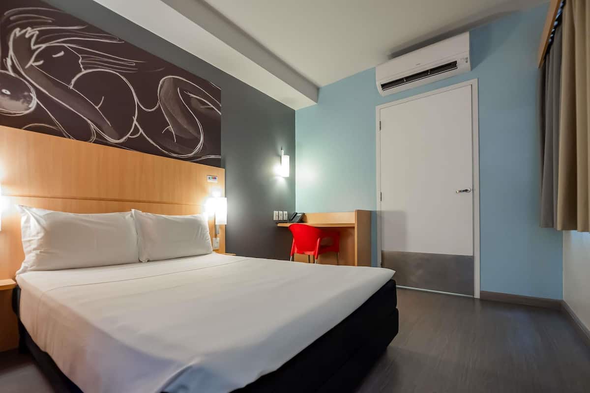 Quarto standard, 1 cama de casal, acessível (Reduced Mobility) | Frigobar, cofres nos quartos, escrivaninha, cortinas blackout