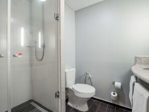 Minibar, caja fuerte, escritorio y cortinas opacas