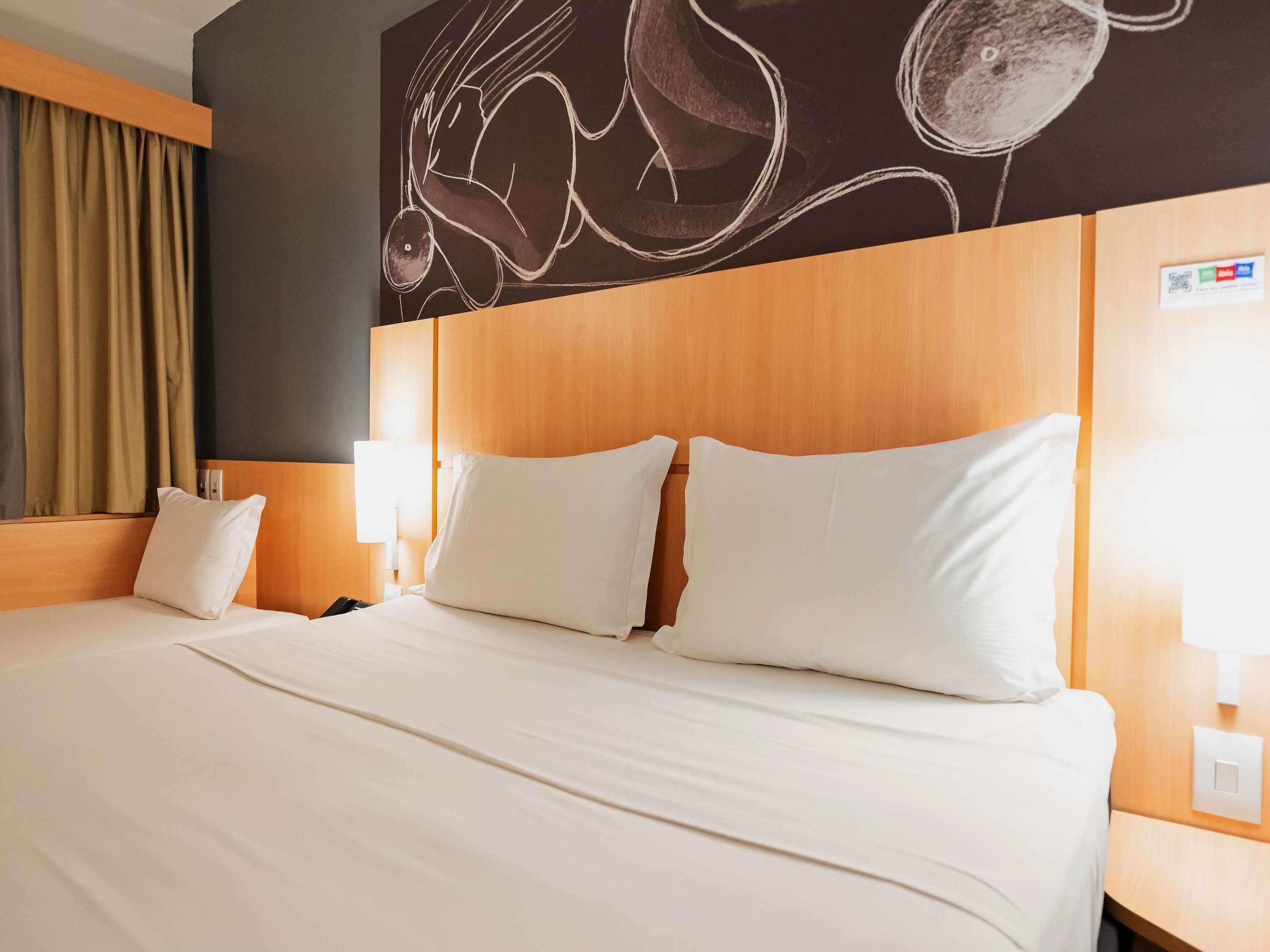 ميني بار وخزنة داخل الغرفة ومكتب وستائر تعتيم