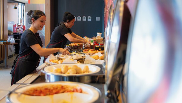 Een buffetopstelling met diverse gerechten en bestek.