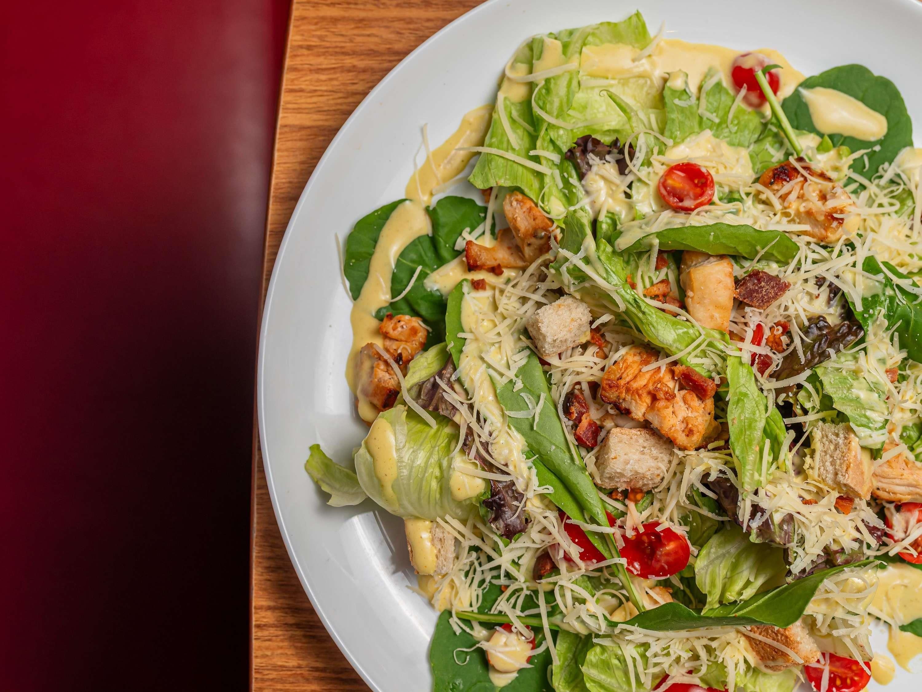 Ein Salat mit verschiedenen Zutaten.