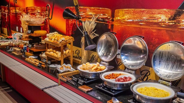 A buffet with various food items and a coffee station. - Ibis Guaratinguetá Aparecida (Guaratingueta)