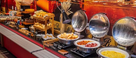 Petit déjeuner buffet (53.00 BRL par personne)