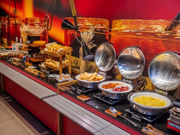 Desayuno buffet diario (BRL 53.00 por persona)