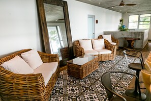 36-inch Smart TV with cable channels, TV - Numero Uno Beach House (San Juan)