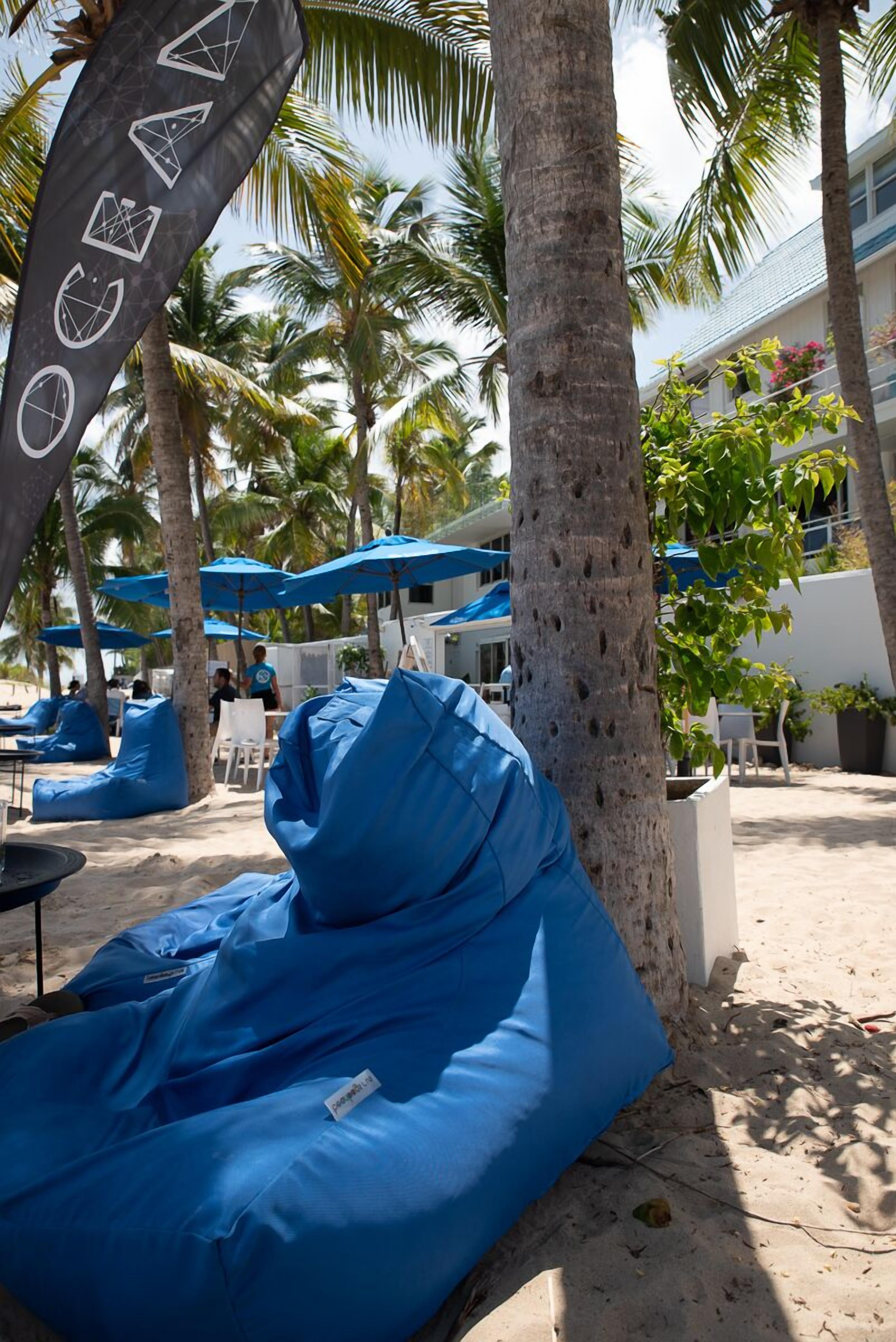 供应早餐、午餐和晚餐，海滩景观