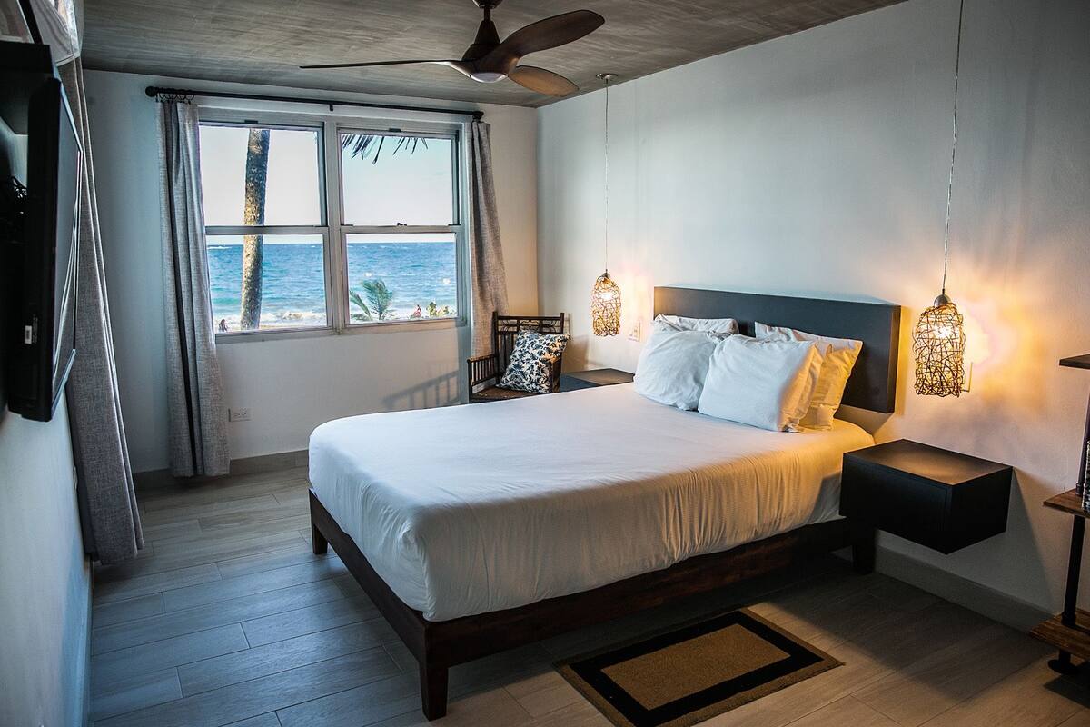 Deluxe Room, King or Queen, Ocean View | Bộ đồ giường kháng dị ứng, chăn bông 