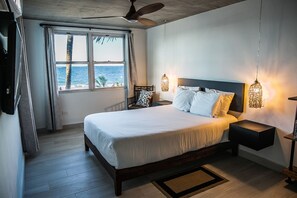 Deluxe Room, King or Queen, Ocean View | 防过敏的被褥、羽绒被、记忆海绵床垫、客房内保险箱