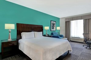 客房內保險箱、書桌、筆電工作空間、免費無線上網