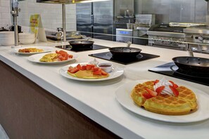 Daily full breakfast for a fee - Hilton Garden Inn Fayettevile (Fayetteville)