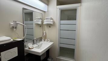 Ensemble douche/baignoire, articles de toilette gratuits, sèche-cheveux