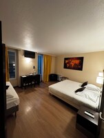 三人房 | 客房内保险箱、办公桌、隔音、折叠床/加床（额外收费）