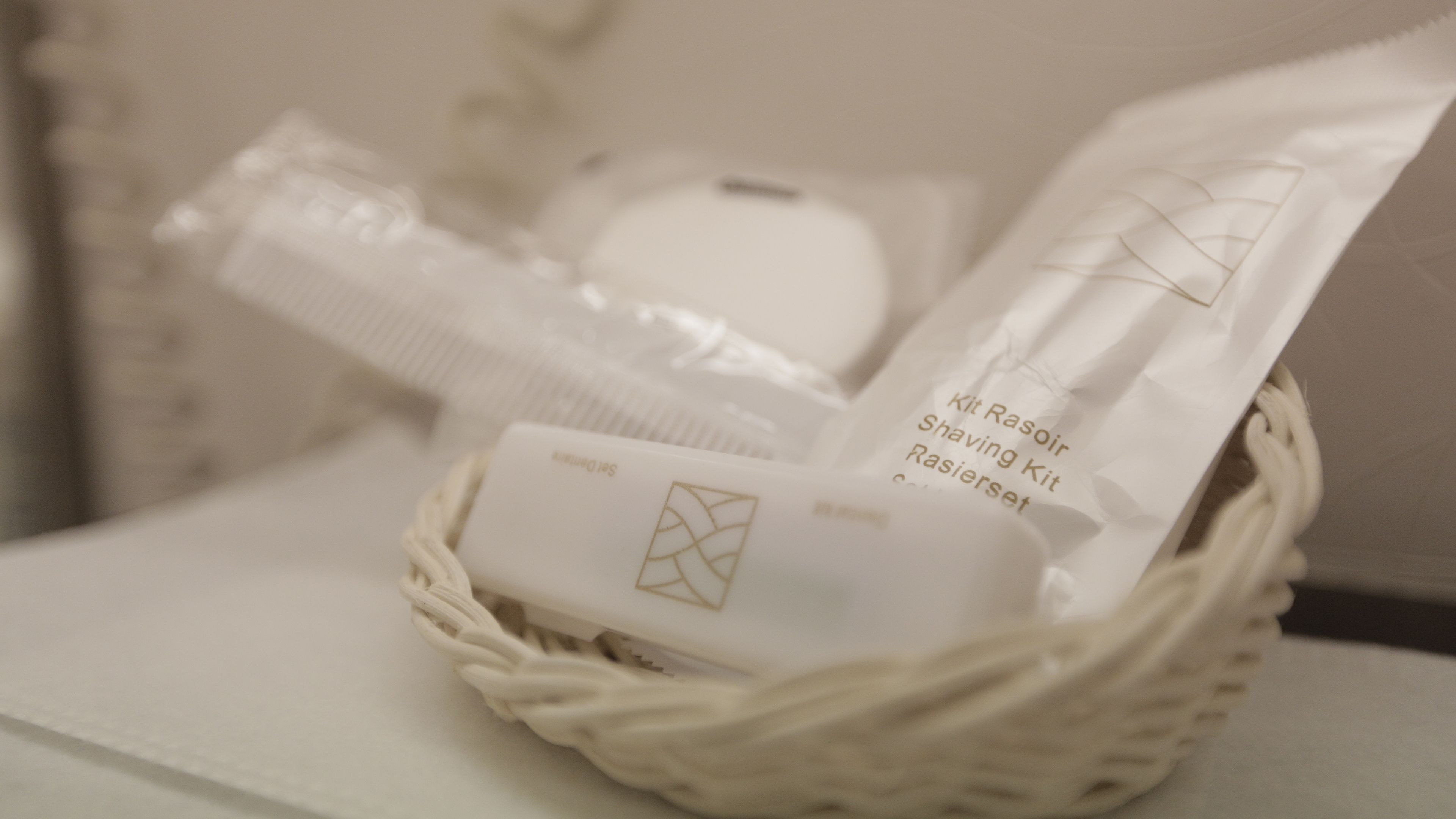 Combined shower/bathtub, free toiletries, hair dryer, slippers