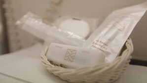 A wicker basket containing a shaving kit and a razor. - Hôtel Au Petit Caporal (Maisons-Alfort)
