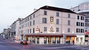 A building with a sign reading "Au Petit Caporal." - Hôtel Au Petit Caporal (Maisons-Alfort)