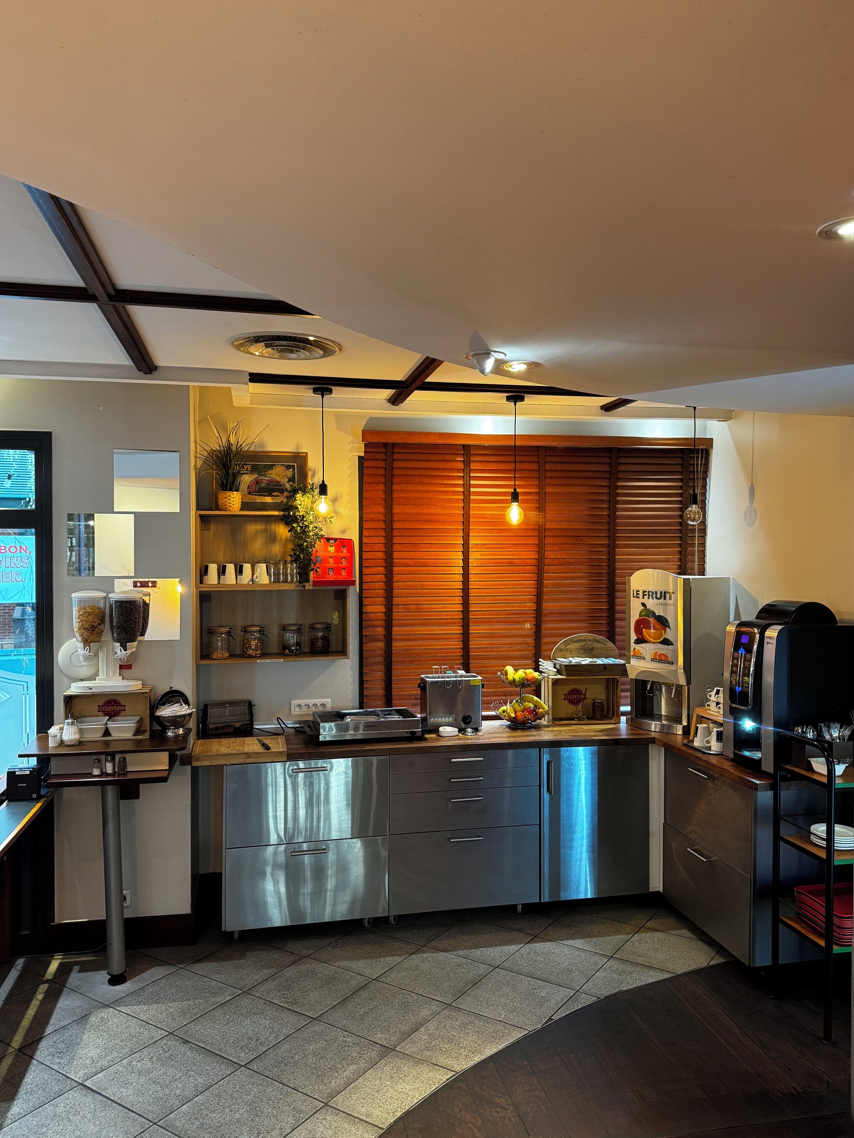 Una cocina moderna con electrodomésticos de acero inoxidable, armarios de madera y una isla central.