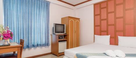 In-room safe, desk, free WiFi