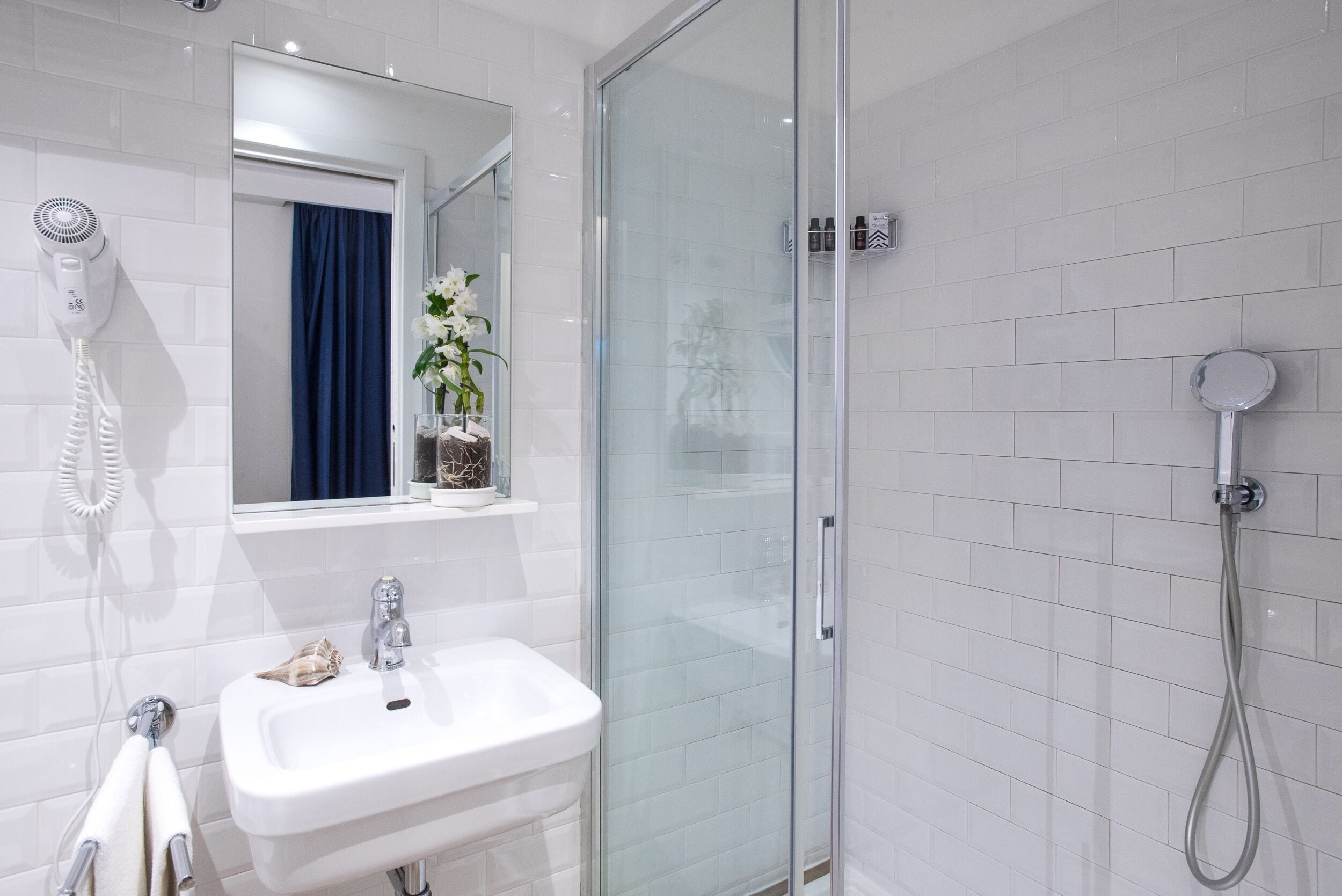standard double or twin room, sea view | bathroom | shower, rainfall showerhead, free toiletries, hair dryer