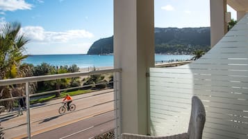 Kahden hengen standard-huone (yksi tai kaksi sänkyä), merinäköala | Terassi/patio