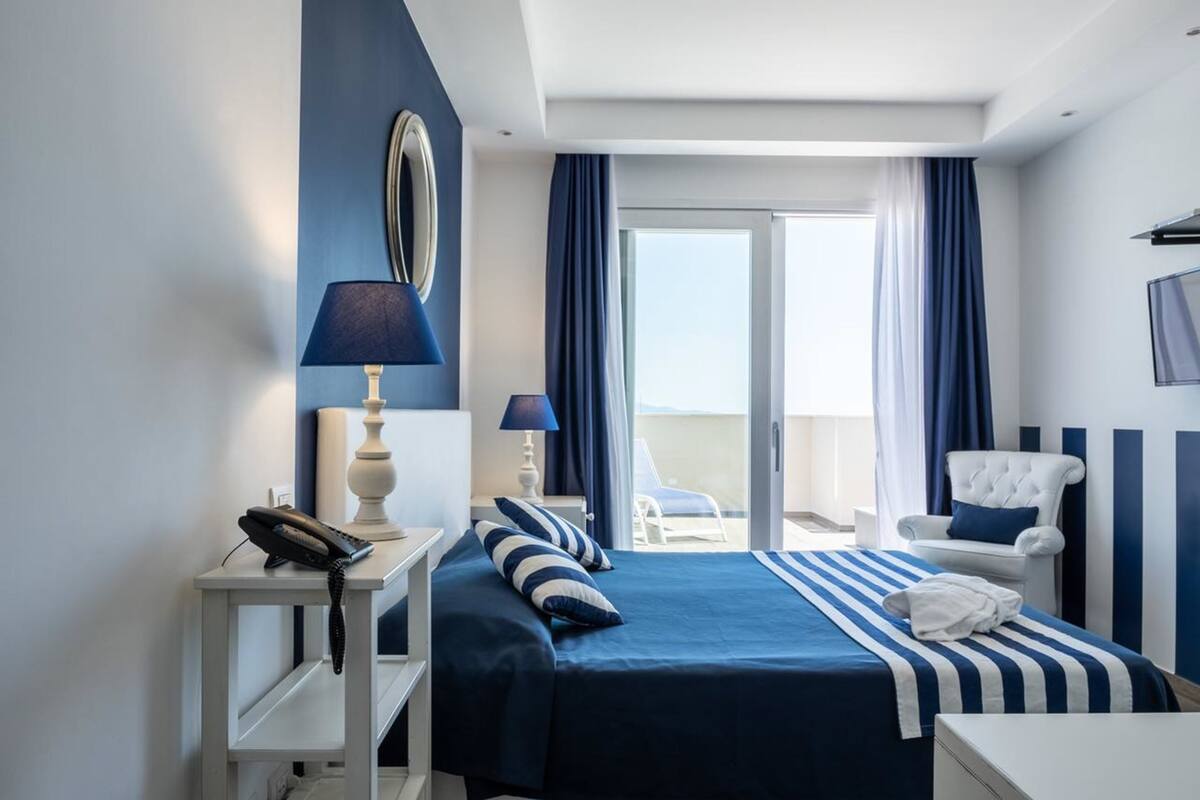 Deluxe Double Room, 1 King Bed, Hot Tub | Premium bedding, minibar, in-room safe, desk
