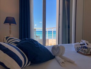 Dobbelt- eller tomannsrom – standard, sjøutsikt | Sengetøy av topp kvalitet, minibar og safe på rommet